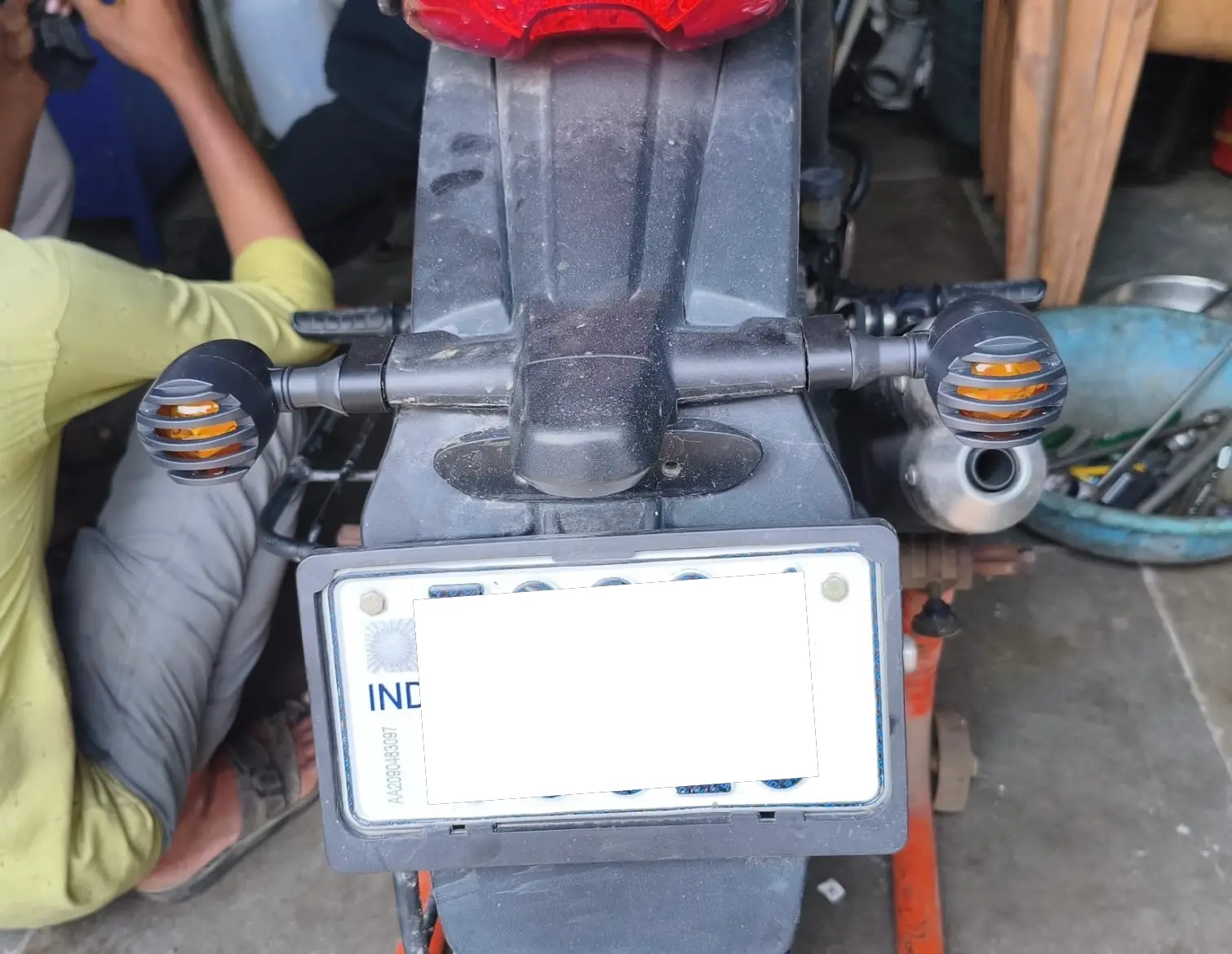 Aftermarket indicators fitted on a Triumph 400 using MotoNyx adapters